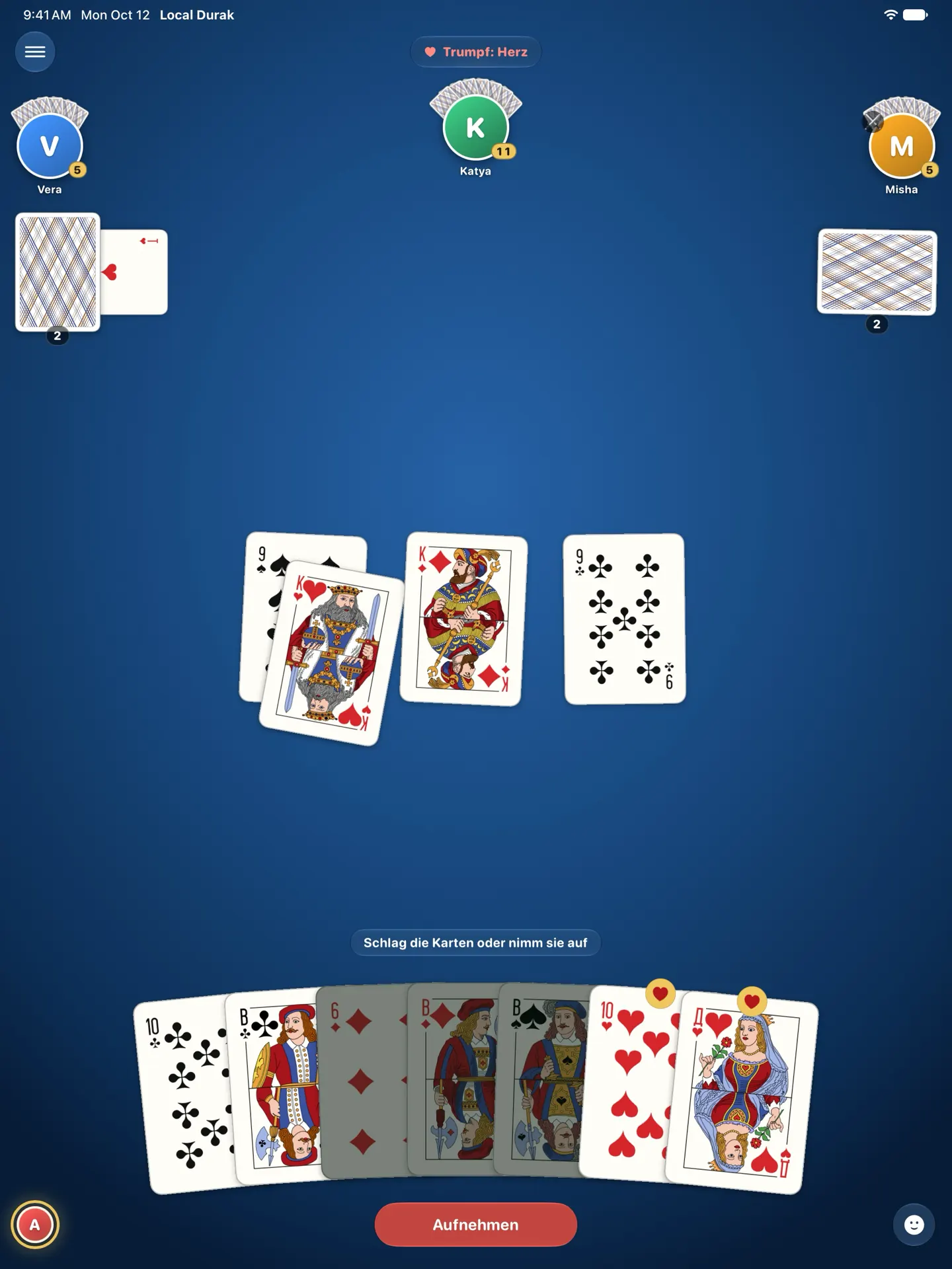 Local Durak auf dem iPad: der ganze Tisch, mit drei Angriffskarten zum Schlagen