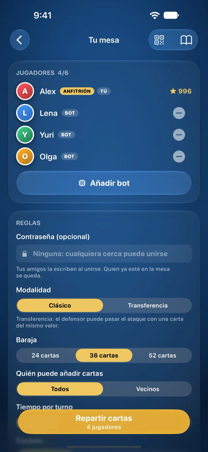 La mesa con tres bots sentados junto al anfitrión
