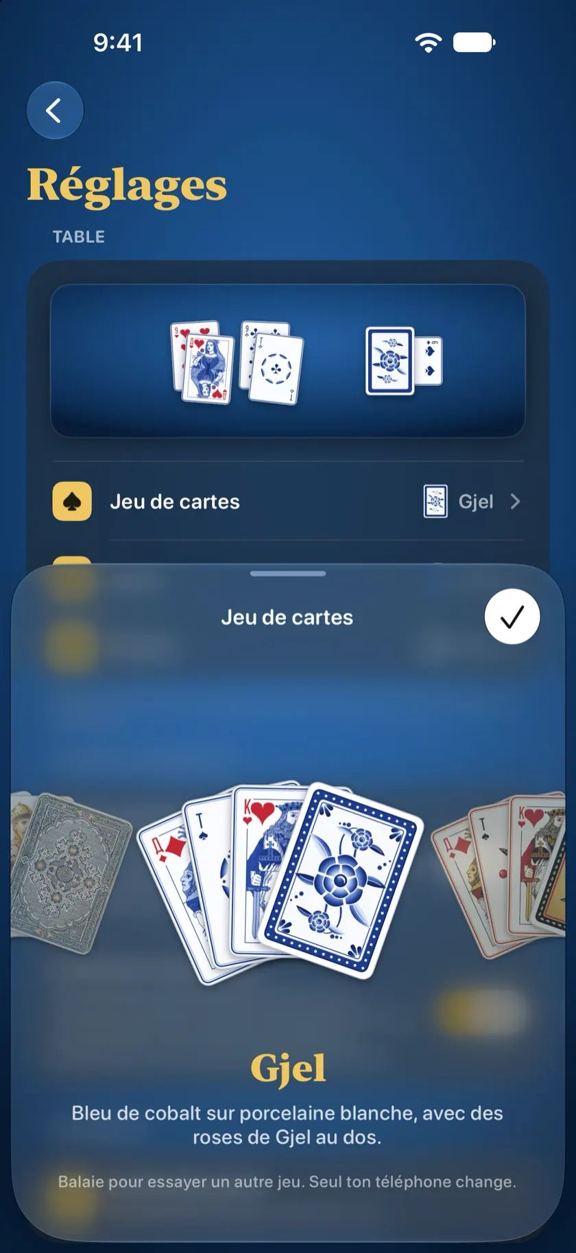 Le choix du jeu de cartes, sur le jeu Gjel : bleu cobalt sur porcelaine blanche