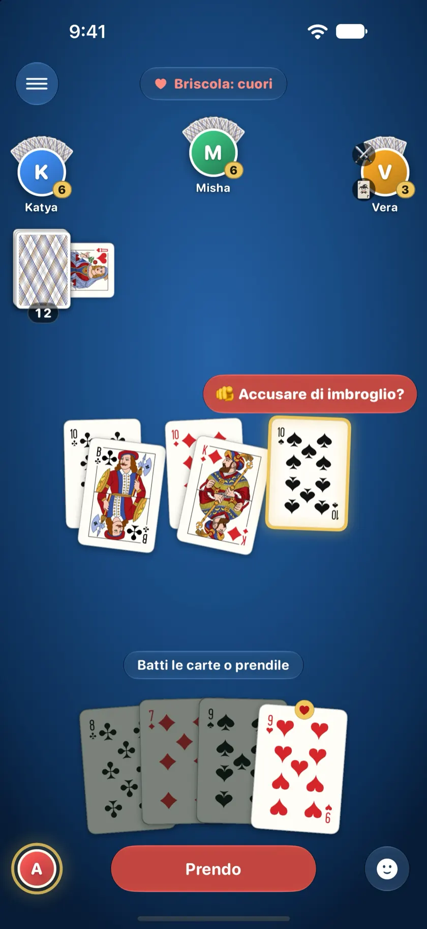 Una partita con bari: il dieci di picche sul tavolo è evidenziato, con sopra il pulsante Accusare di imbroglio?