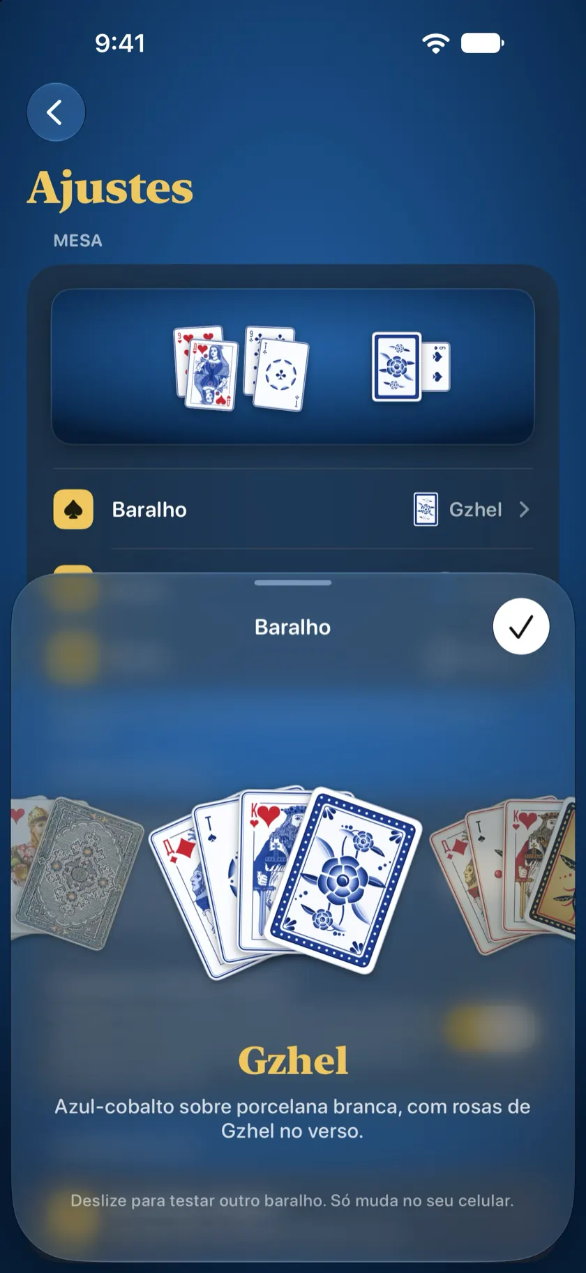A escolha de baralho mostrando o Gzhel: azul-cobalto sobre porcelana branca