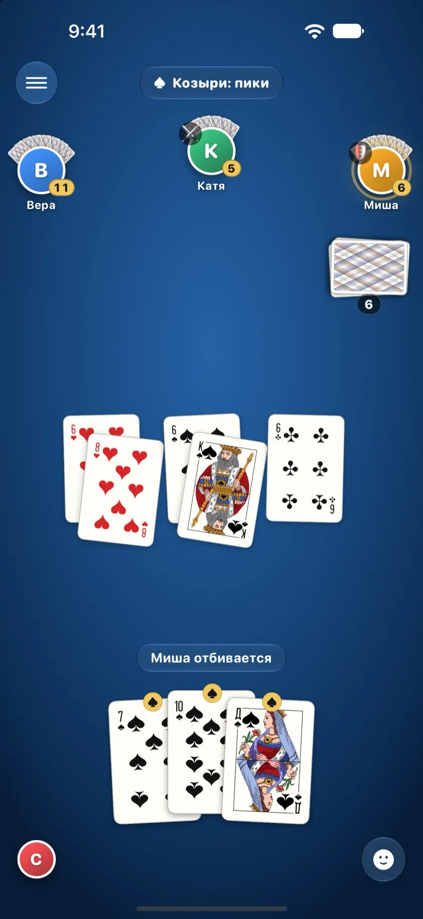 Local Durak на iPhone Саши: четыре игрока, на столе три карты, Саша отбивается